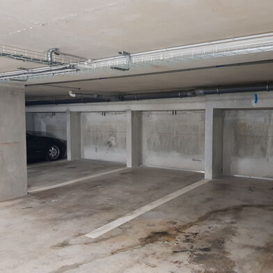 Garage  82000 €