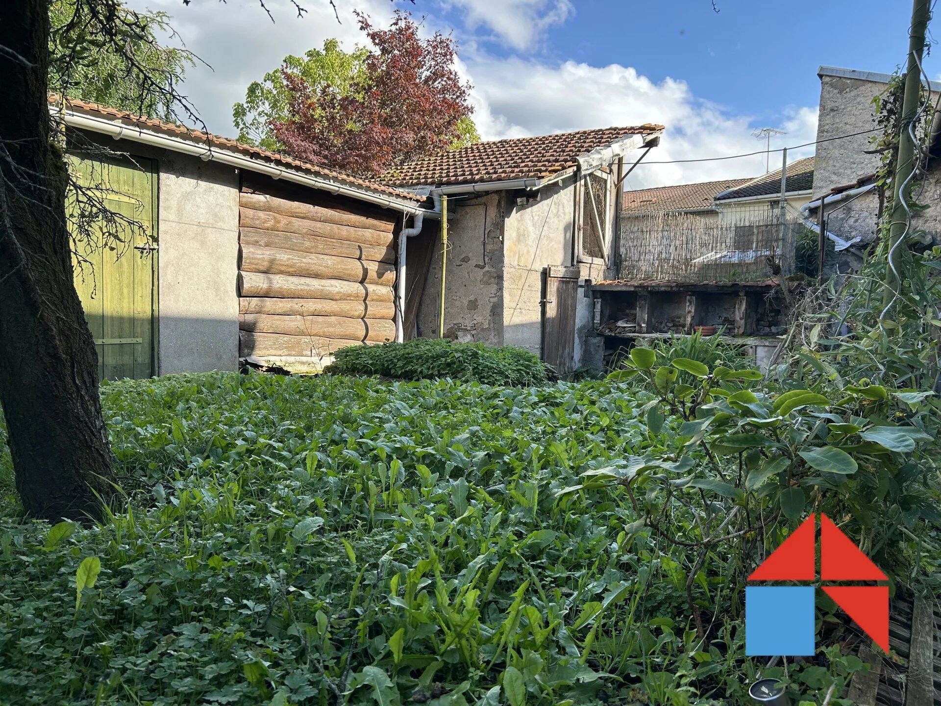 Maison à Rénover, Atypique dans un Village Calme