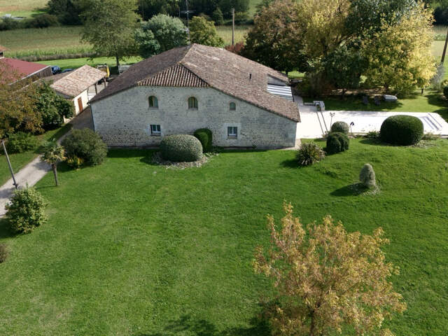 Maison en pierre rénovée 240 m2 avec piscine, par arboré et — photo du bien