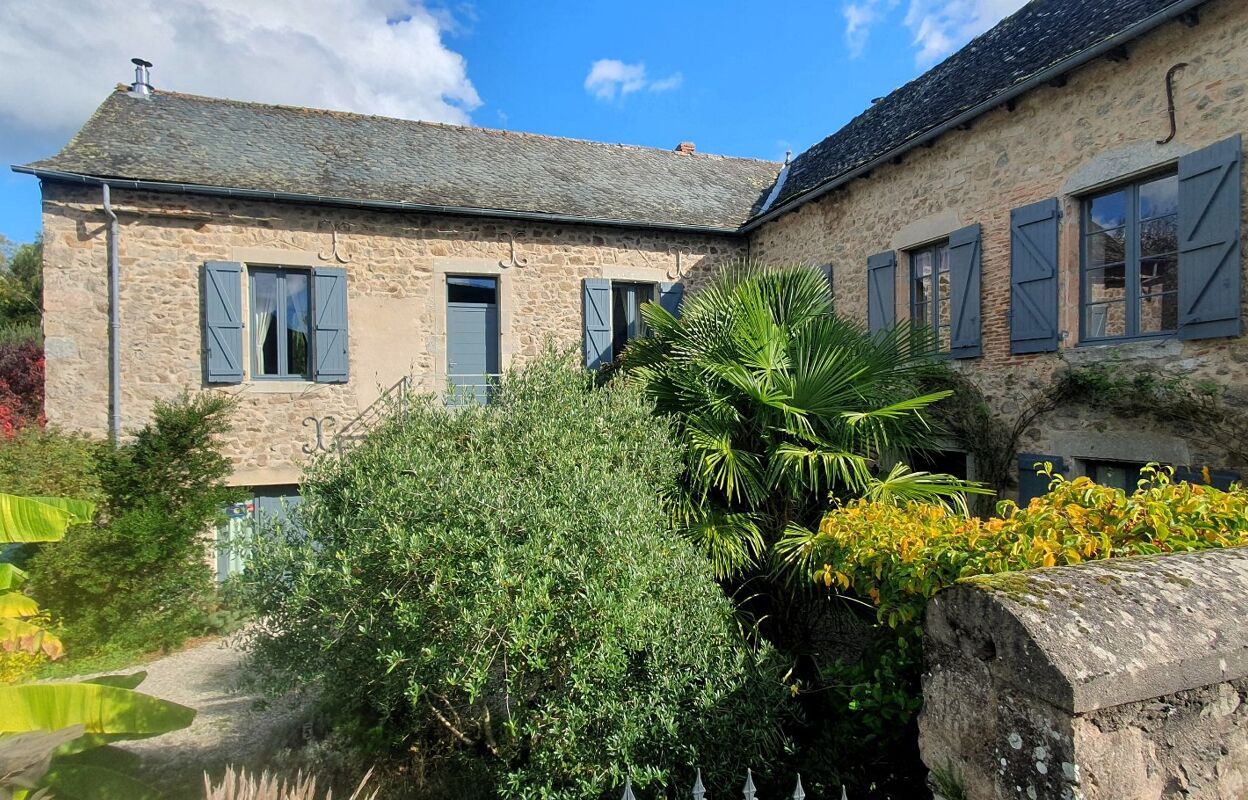 maison 12 pièces 300 m2 à vendre à Le Bas Ségala (12200)