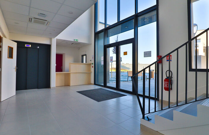 LOCATION LOCAL PROFESSIONNEL FAGNIERES G838 — photo 3