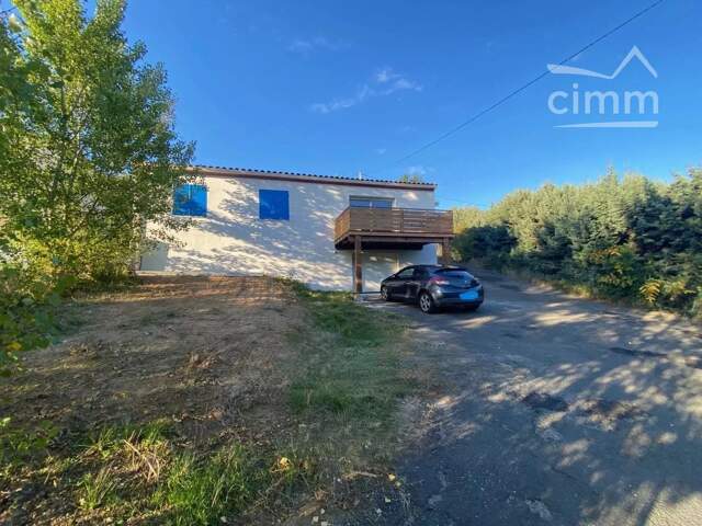 Villa de plein pied avec jardin, terrasse et garage — photo du bien