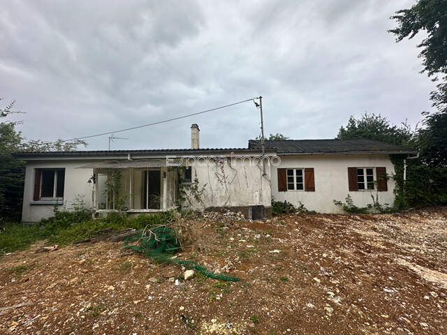 Plain pied à rénover entièrement avec jardin - Le Houlme - 107 m² — photo du bien