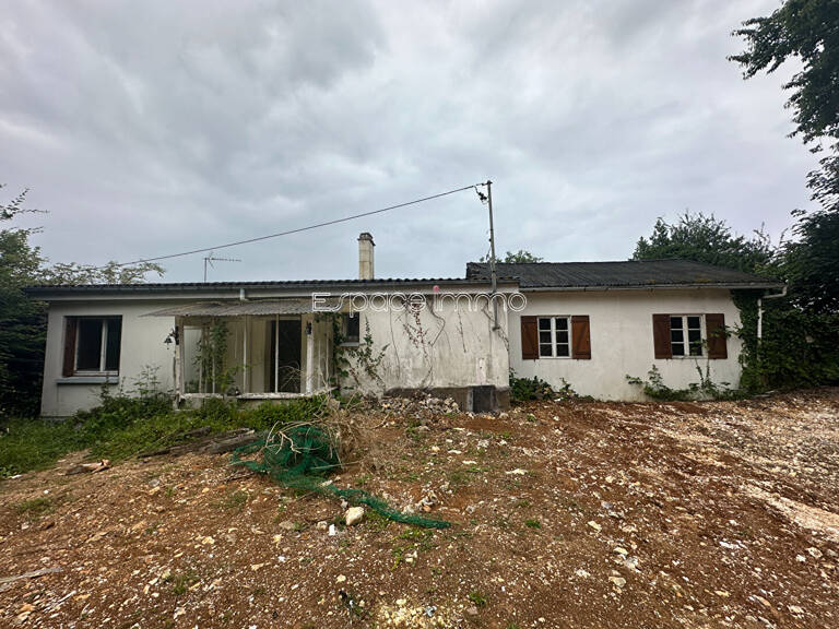 Plain pied à rénover entièrement avec jardin - Le Houlme - 107 m² — photo 1