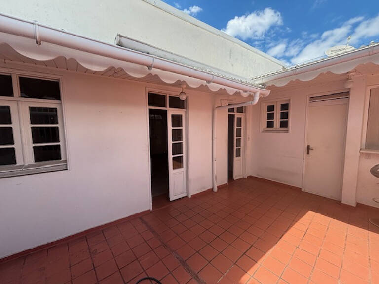 À Basse-Terre, vaste  appartement à louer avec terrasse  6 p — photo 1