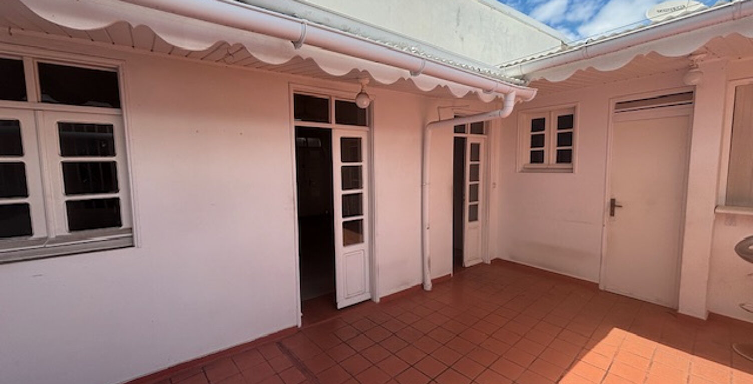 À Basse-Terre, vaste  appartement à louer avec terrasse  6 p — photo 1