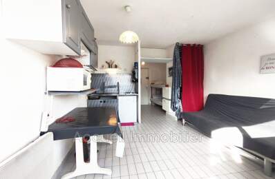 Studio cabine avec loggia en angle, vendu meublé.<BR>Salle d''eau — photo du bien