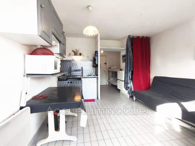 Studio cabine avec loggia en angle, vendu meublé.<BR>Salle d''eau — photo du bien