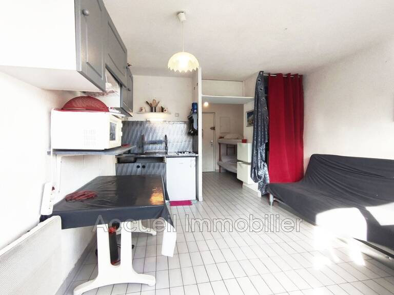 Studio cabine avec loggia en angle, vendu meublé.<BR>Salle d''eau — photo 1