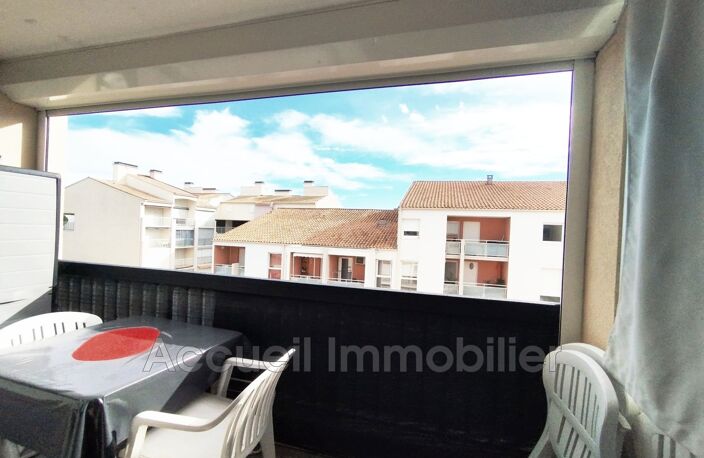 Studio cabine avec loggia en angle, vendu meublé.<BR>Salle d''eau — photo 2