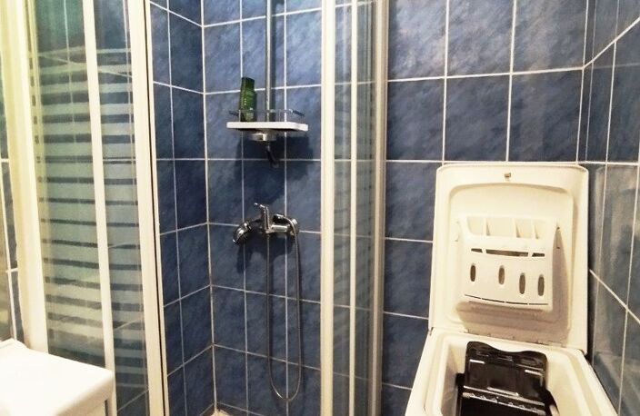 Studio cabine avec loggia en angle, vendu meublé.<BR>Salle d''eau — photo 3