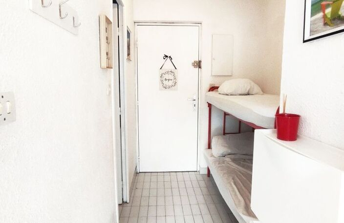 Studio cabine avec loggia en angle, vendu meublé.<BR>Salle d''eau — photo 4