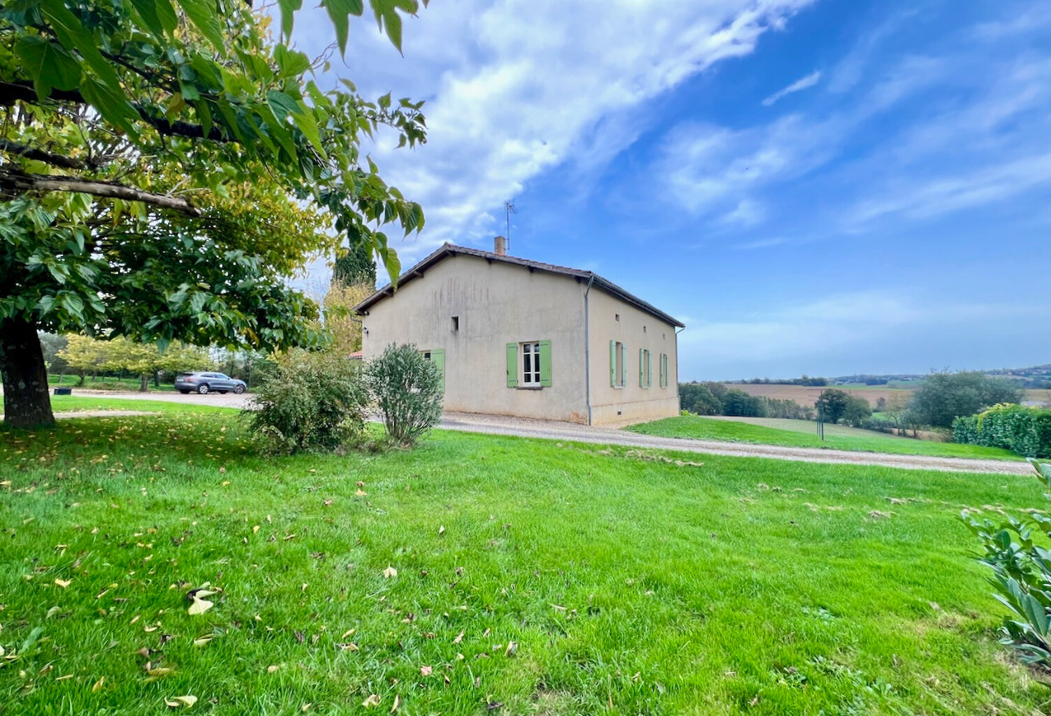 Entre Villeneuve sur lot et EYMET, plain-pied avec une grande dépendance et un terrain d'environ 8 000m2 avec vue panoramique. Beaucoup de potentiel pour cette maison comprenant une véranda, une grande cuisine, un salon, 4 chambres et un bureau, une salle — photo 1