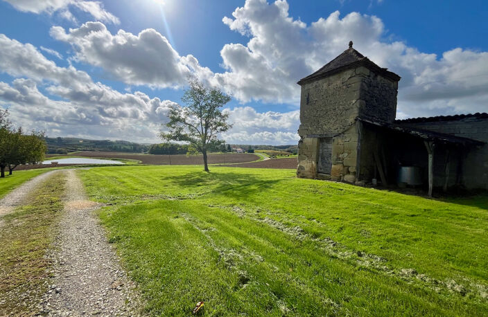 Entre Villeneuve sur lot et EYMET, plain-pied avec une grande dépendance et un terrain d'environ 8 000m2 avec vue panoramique. Beaucoup de potentiel pour cette maison comprenant une véranda, une grande cuisine, un salon, 4 chambres et un bureau, une salle — photo 2