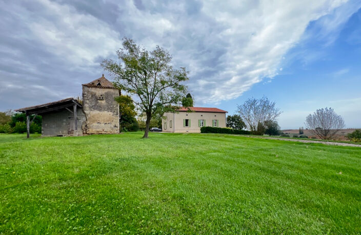 Entre Villeneuve sur lot et EYMET, plain-pied avec une grande dépendance et un terrain d'environ 8 000m2 avec vue panoramique. Beaucoup de potentiel pour cette maison comprenant une véranda, une grande cuisine, un salon, 4 chambres et un bureau, une salle — photo 3