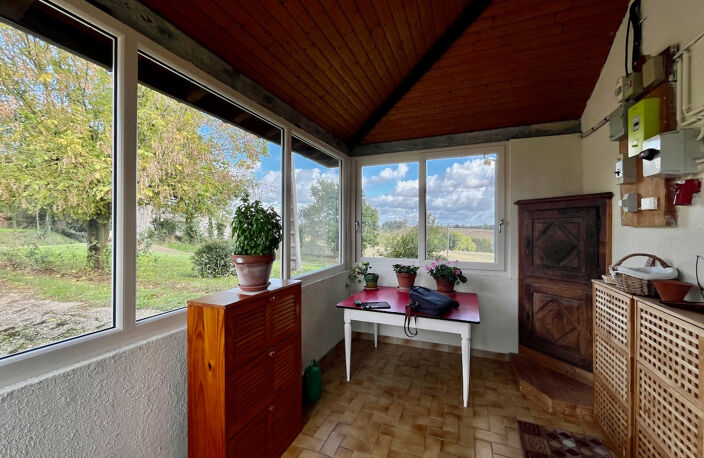 Entre Villeneuve sur lot et EYMET, plain-pied avec une grande dépendance et un terrain d'environ 8 000m2 avec vue panoramique. Beaucoup de potentiel pour cette maison comprenant une véranda, une grande cuisine, un salon, 4 chambres et un bureau, une salle — photo 4