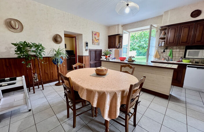 Entre Villeneuve sur lot et EYMET, plain-pied avec une grande dépendance et un terrain d'environ 8 000m2 avec vue panoramique. Beaucoup de potentiel pour cette maison comprenant une véranda, une grande cuisine, un salon, 4 chambres et un bureau, une salle — photo 5