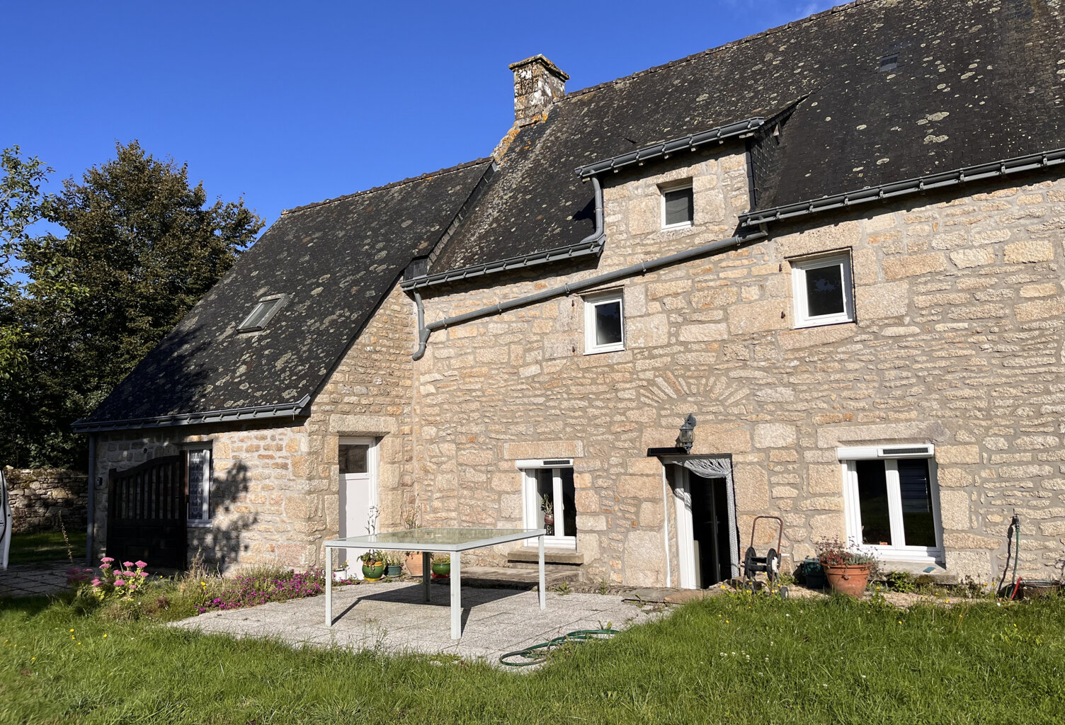 Maison en pierres dans village typique de Bretagne — photo 1