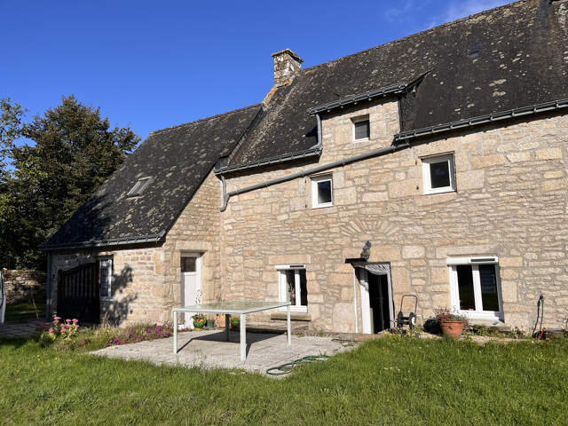 Maison en pierres dans village typique de Bretagne — photo du bien