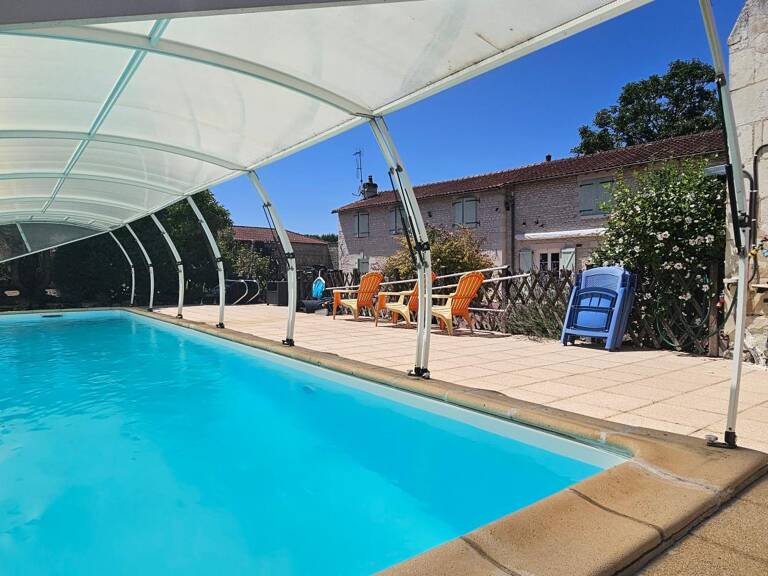 Maison À Vendre La Roche Rigault, 7 pièces, 210 m² — photo 1