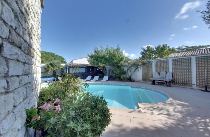 En exclusivité, belle et grande villa avec piscine — photo 3