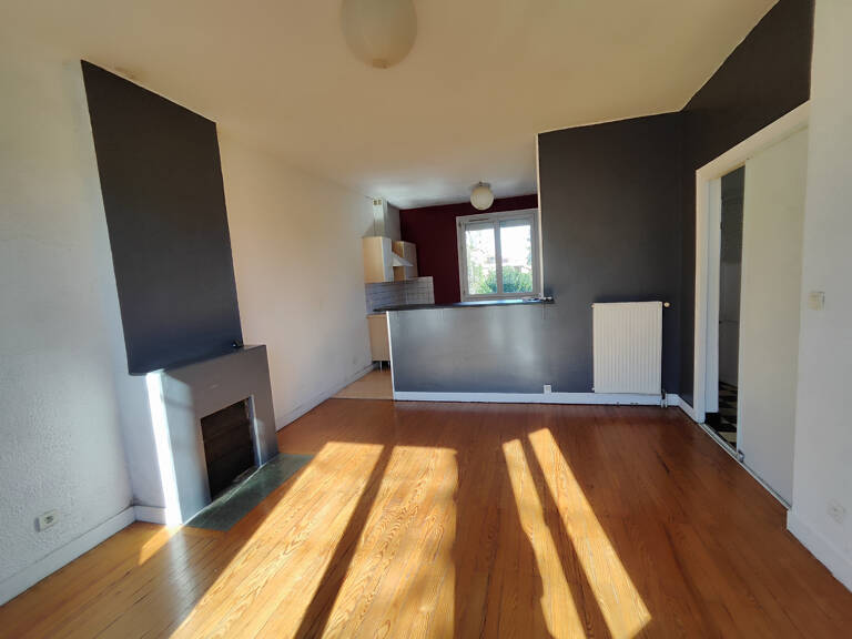 Maison individuelle avec garage et jardin arboré — photo 1