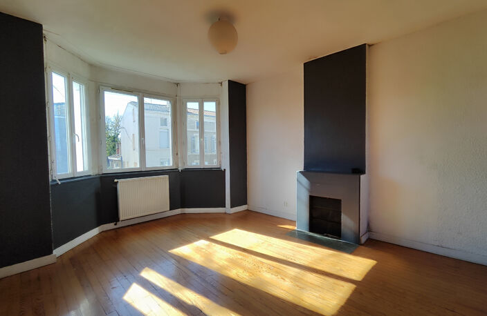 Maison individuelle avec garage et jardin arboré — photo 3