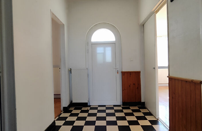 Maison individuelle avec garage et jardin arboré — photo 5