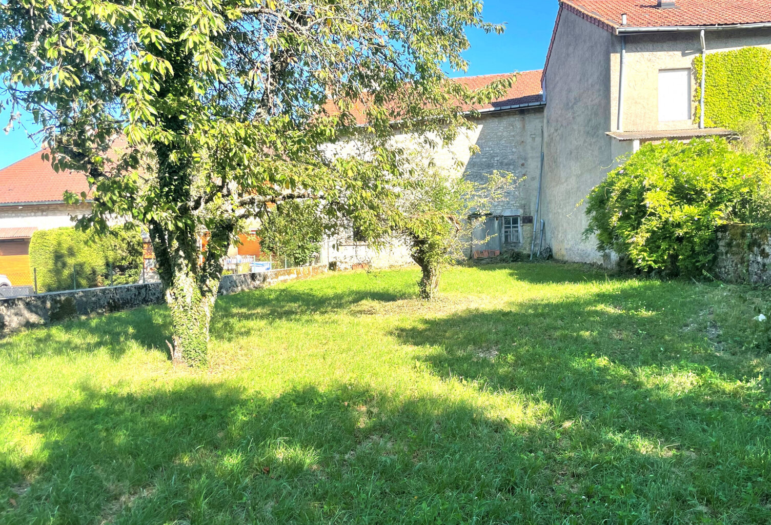 Maison de village en pierres à rénover avec terrain de près — photo 1
