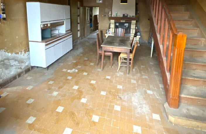 Maison de village en pierres à rénover avec terrain de près — photo 2