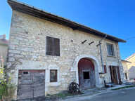 Maison de village en pierres à rénover avec terrain de près — photo 4