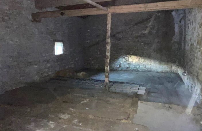 Maison de village en pierres à rénover avec terrain de près — photo 5