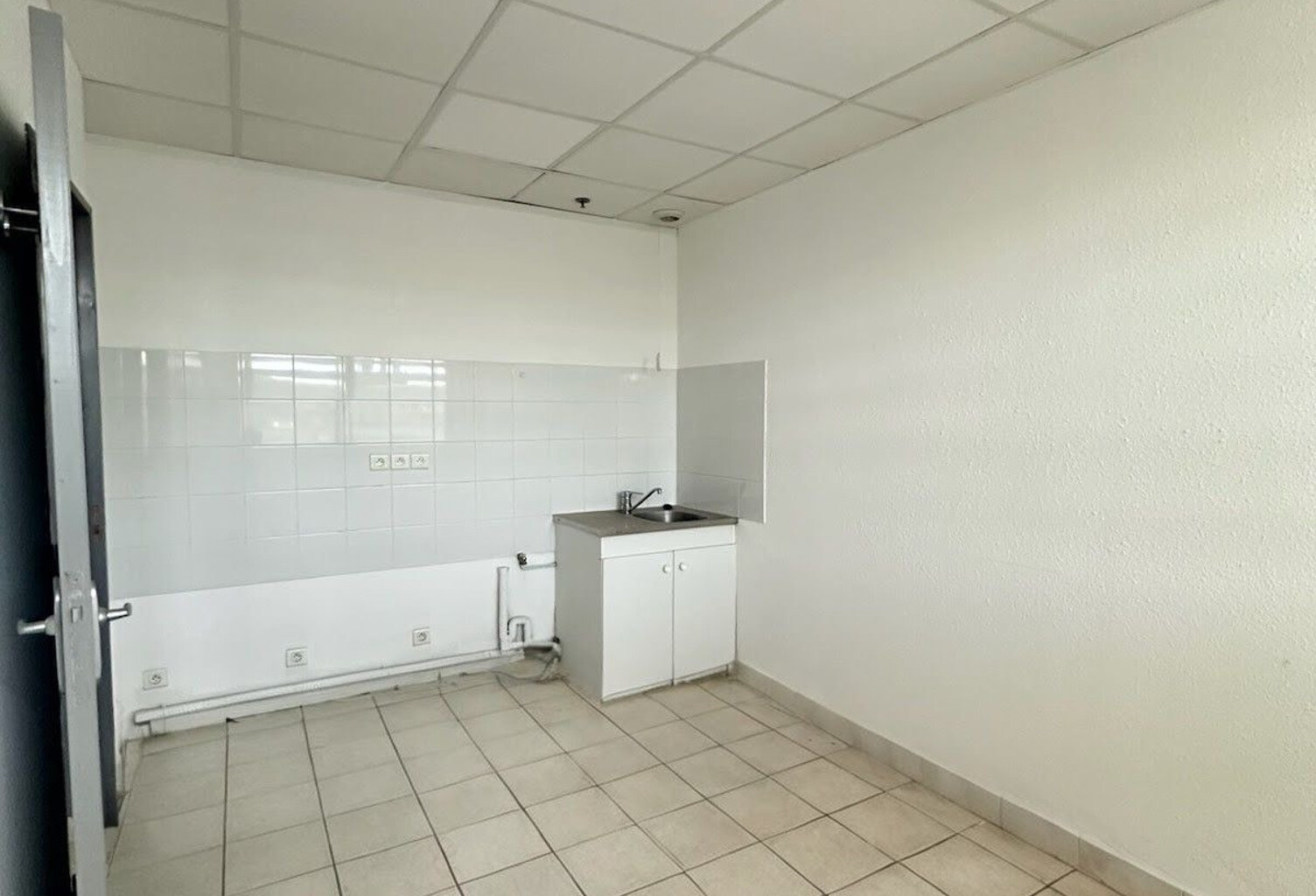 A LOUER : BUREAU - SAINT GELY DU FESC ZAC DES VAUTES — photo 1