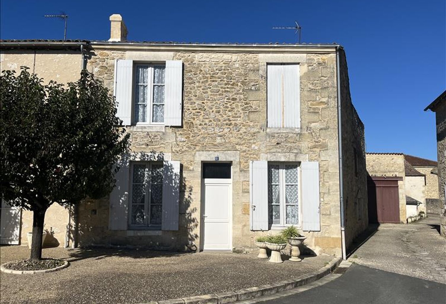 Maison en pierre de 7 pièces principales — photo 1
