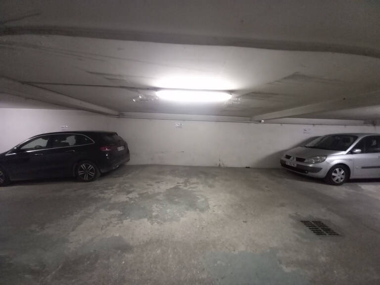 PARKING - — photo 1