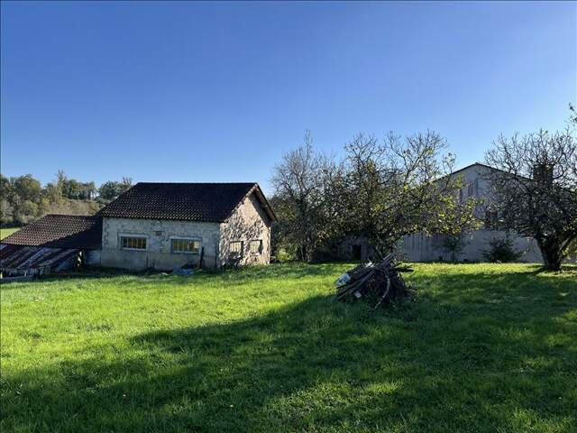 Maison en pierre de 4 pièces principales — photo du bien