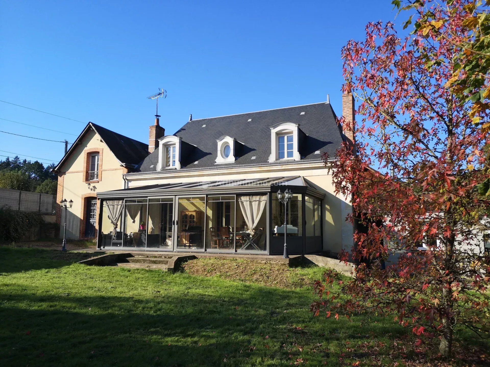 Maison 9 pièces 220 m² · à La Chartre-sur-le-Loir · 220 m² · 199 000 €