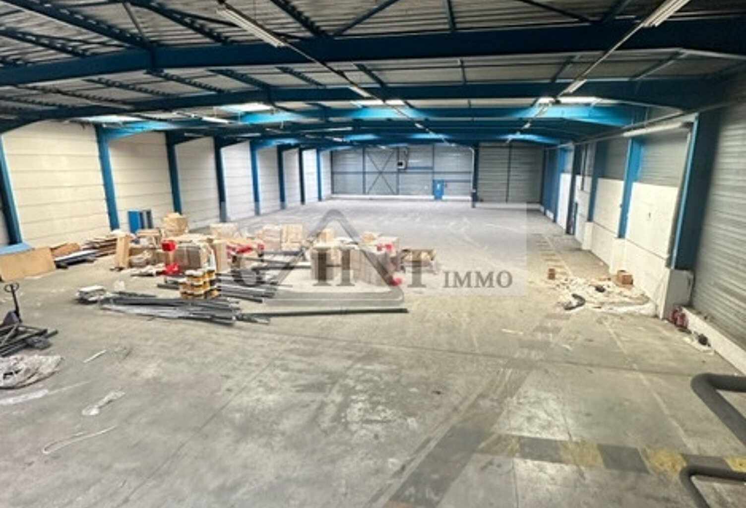 ENTREPOT 1600 M² A LOUER : TAVERNY — photo 1