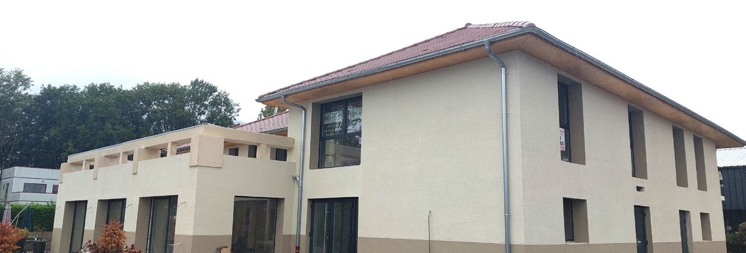 Commerce  305 m² à louer à Saint-Genis-Pouilly (01630)