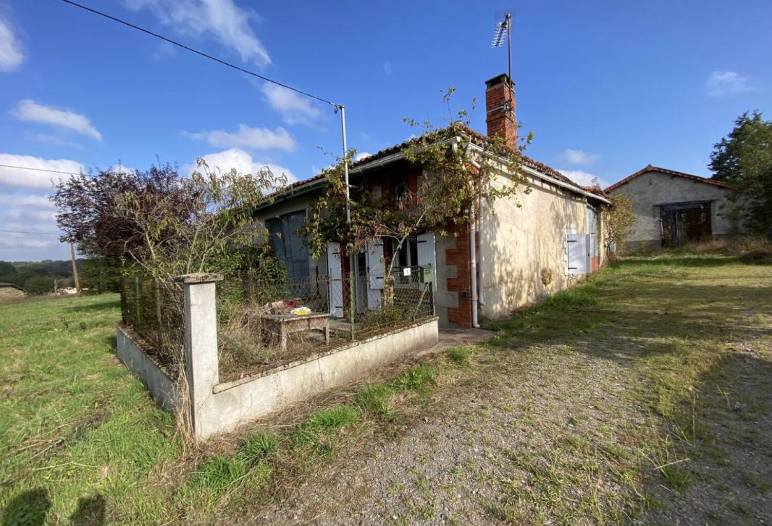 Maison en pierre à rénover avec grand terrain — photo 1