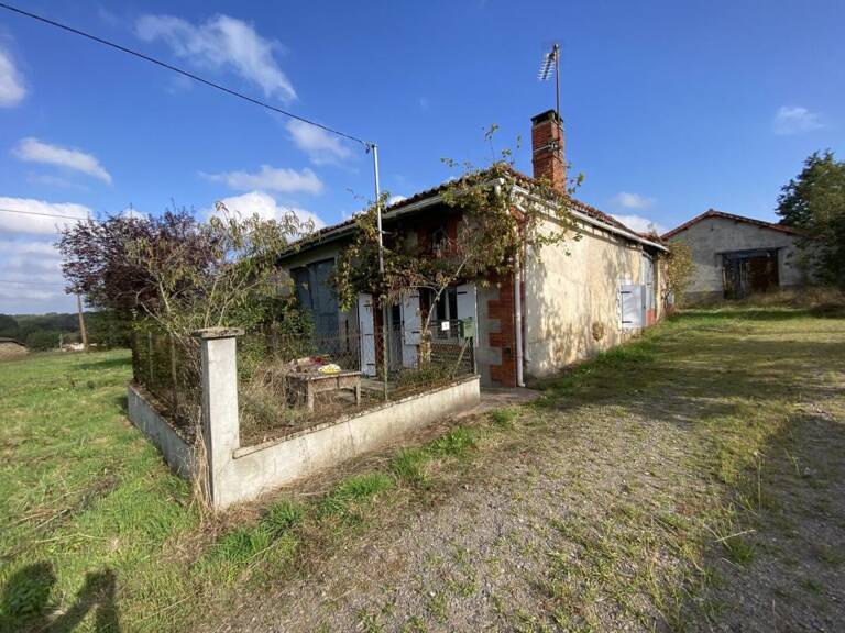 Maison en pierre à rénover avec grand terrain — photo 1