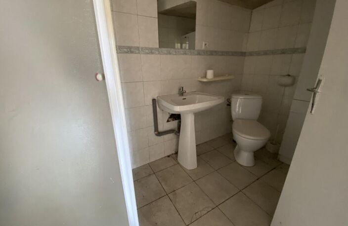 Maison en pierre à rénover avec grand terrain — photo 3