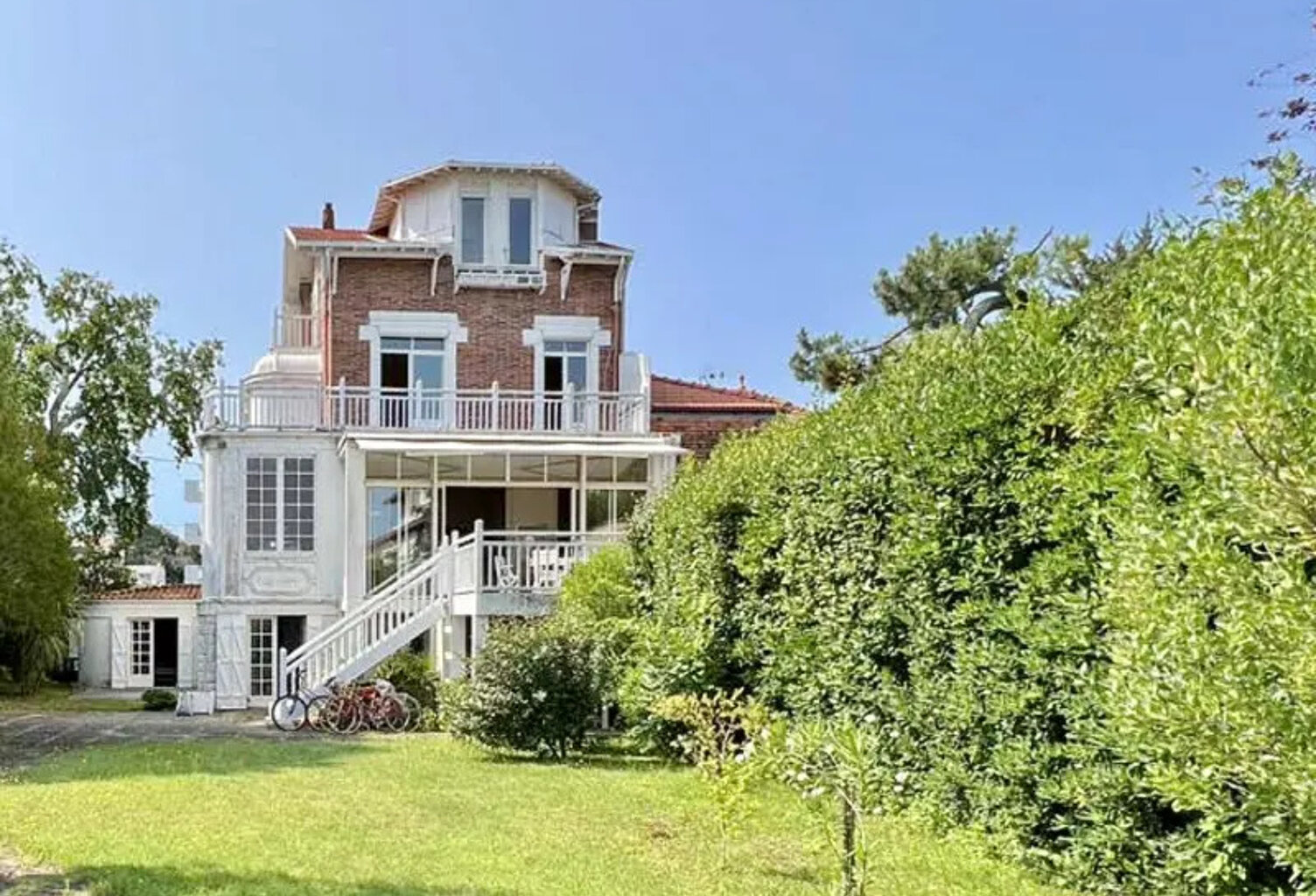 En cours de rénovation - Villa au bord de l'eau sur magnifique terrain arboré de 1800 m2, accès direct plage — photo 1