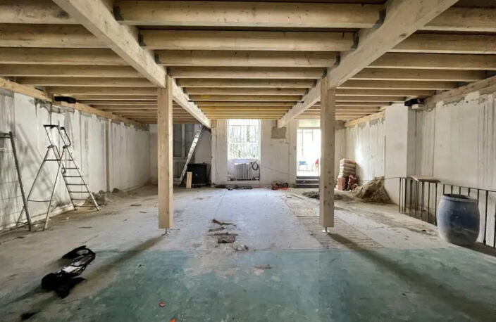 Immeuble de trois plateaux bruts à rénover (bureaux / commerces / habitation) — photo 2