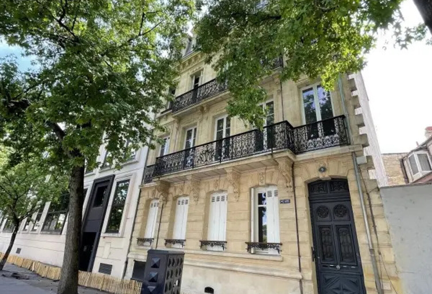 En cours de vente - Saint-Michel, Duplex à rénover avec terrasse de 23 m2 vue sur les toits bordelais — photo 1