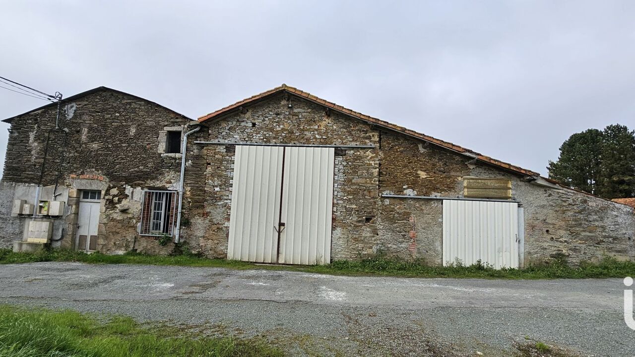 divers  pièces 3500 m2 à vendre à Essarts-en-Bocage (85140)