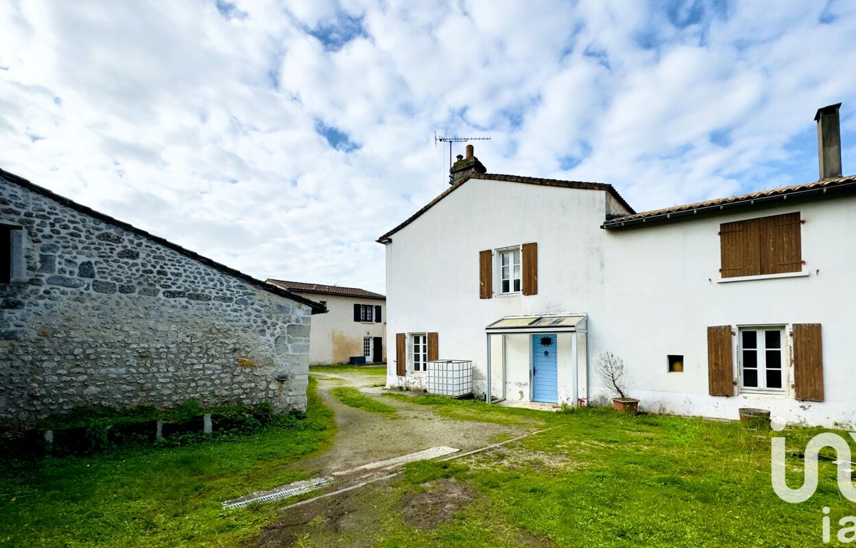 maison 8 pièces 271 m2 à vendre à Roullet-Saint-Estèphe (16440)