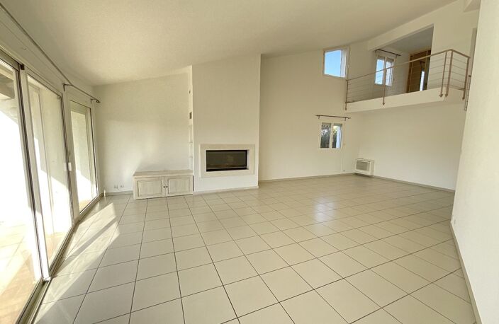Villa — photo 2