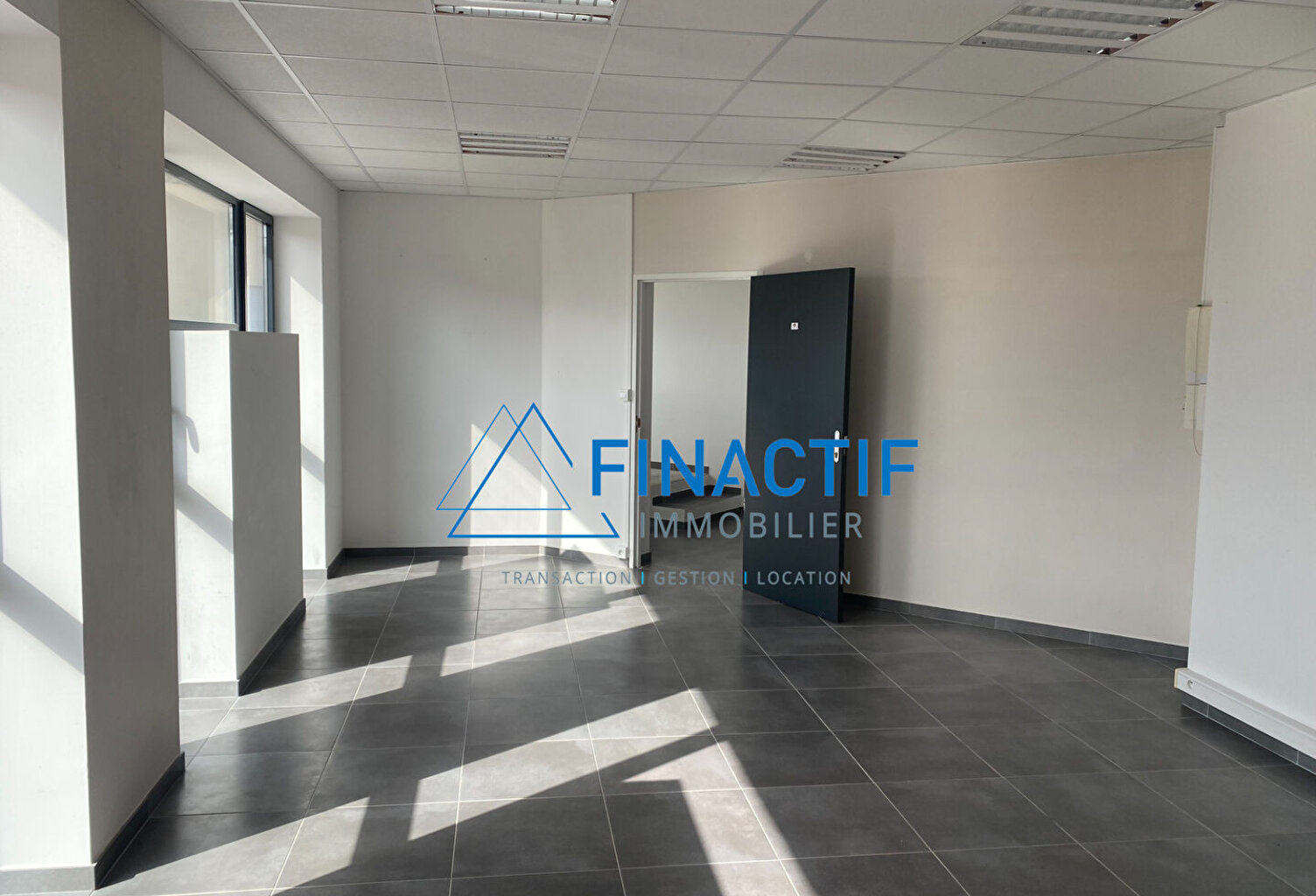 BUREAU EGUILLES - 36 m2 — photo 1