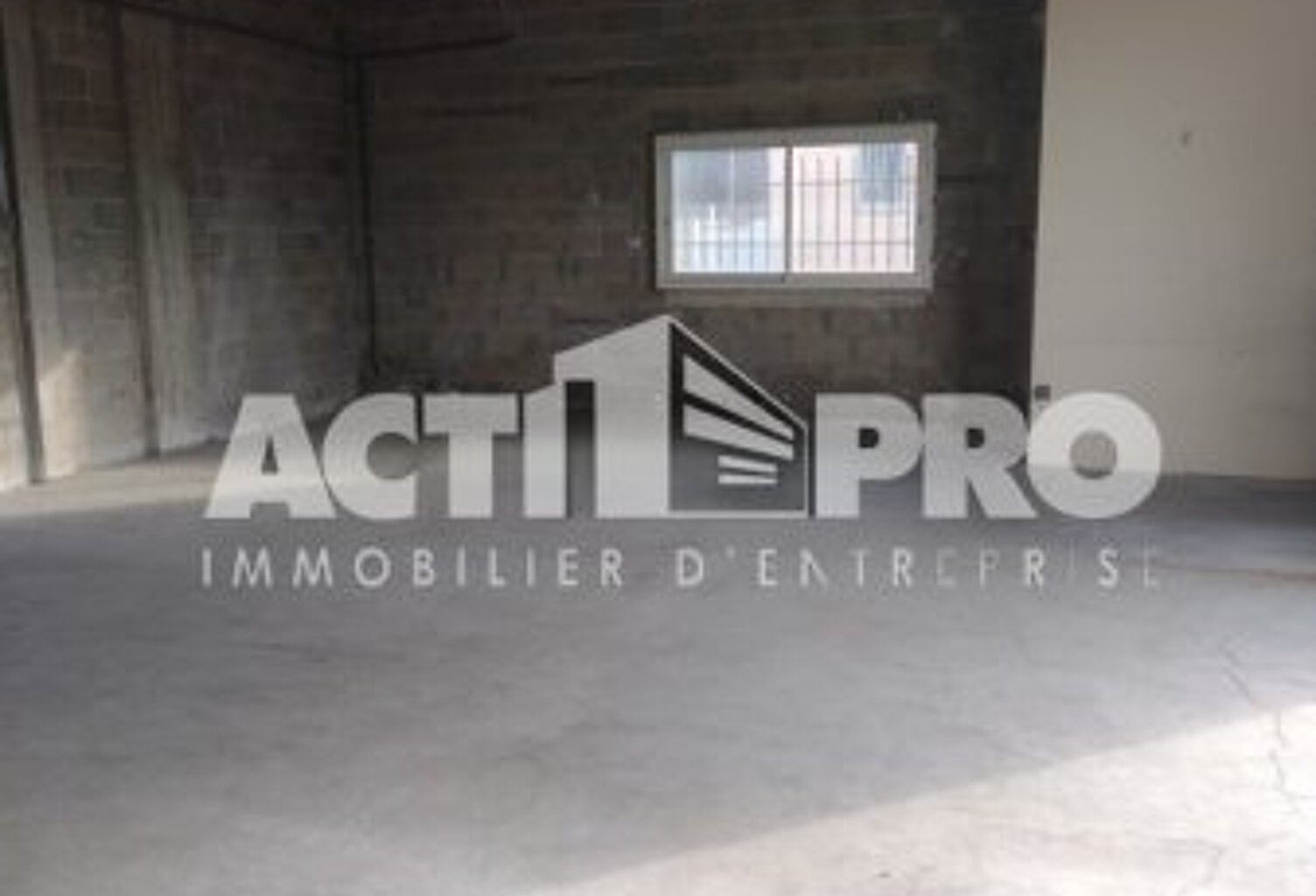 Entrepot à louer — photo 1